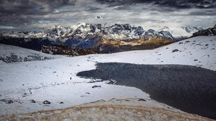 雪山下的宁静湖泊