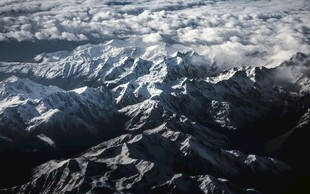 俯瞰壮丽雪山景观