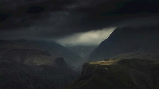 山谷间的神秘阴云