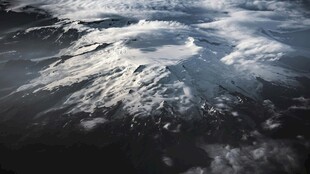 壮丽云海中的巍峨雪山