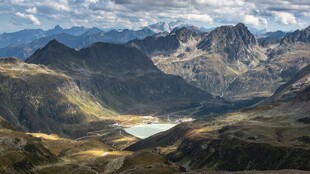 壮丽高山湖泊景观