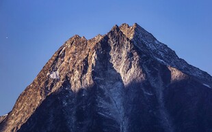 巍峨壮丽的高山顶峰