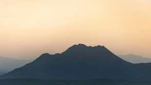 黄昏下的巍峨山峦