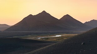 黄昏下的壮丽山脉景观