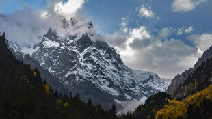 雪山秋景壮丽风光