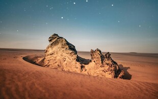  漠孤石下的璀璨星空