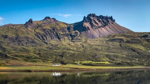 壮丽山景与静谧湖水