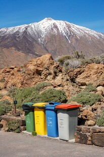 雪山下多彩垃圾桶
