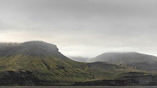 云雾缭绕的山峦美景