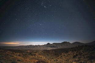 星空下的广袤荒野景观