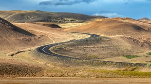 蜿蜒公路穿行于广袤原野