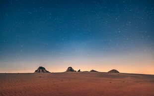  漠星空下的神秘地貌