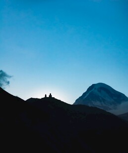 日出时分的山峦剪影