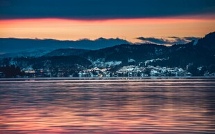 黄昏下的静谧湖岸美景