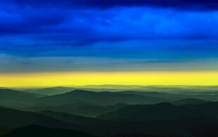 壮丽山间黄昏美景