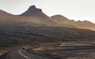 蜿蜒公路旁的壮丽山峦