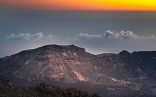 壮丽山巅的绝美日落景观