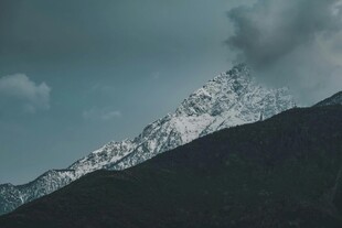雪山巍峨 云雾缭绕之景