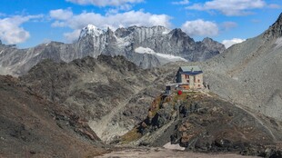 壮丽雪山间的登山路径