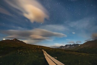 山间木栈道的美丽黄昏