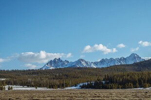 壮丽山景与蓝天森林