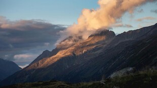 夕阳下的壮丽山峦