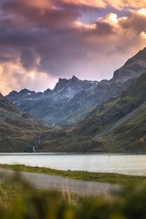 山间湖畔的壮丽黄昏景色