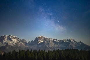 星空下的壮丽雪山景观