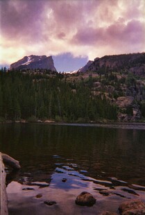 山间湖畔的梦幻黄昏景色