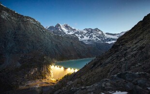 山间湖泊与壮丽雪山美景