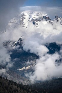 云雾缭绕的壮丽雪山景观