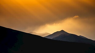 夕阳下的壮丽山峰