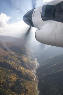 飞机舷窗下的壮美山川景色
