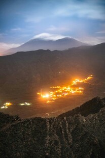山间灯火映照壮丽山景