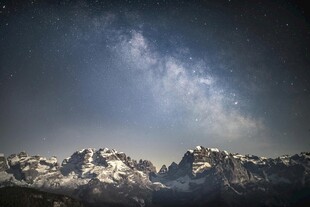 雪山之上的璀璨星空