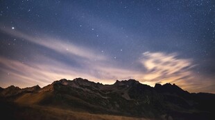 星空下的壮丽山峦