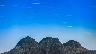 蓝天映衬下的巍峨山峰