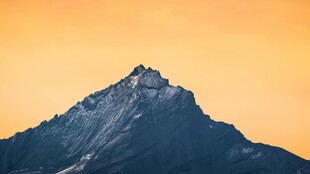 壮丽山峰映于黄昏天际