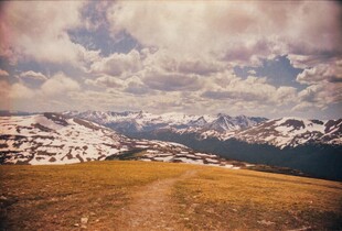 山间旷野 云绕雪山美景