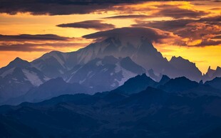 壮丽雪山日落美景