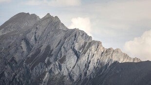 巍峨山峰云雾缭绕