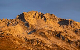 壮丽金色山峦景观