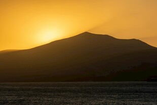 夕阳下的山峦与水面