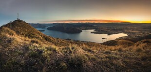 日落时分的湖畔山丘美景