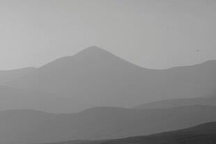 水墨风格远山朦胧美景