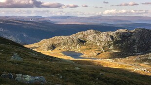 壮丽山景中的静谧湖泊