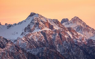 夕阳下的壮丽雪山