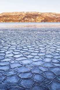冰封湖面的独特纹理