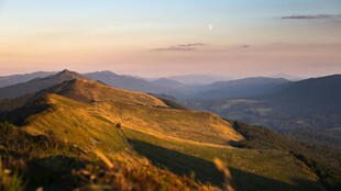 黄昏下的壮美山峦景色