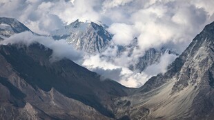 云雾缭绕的壮丽山脉